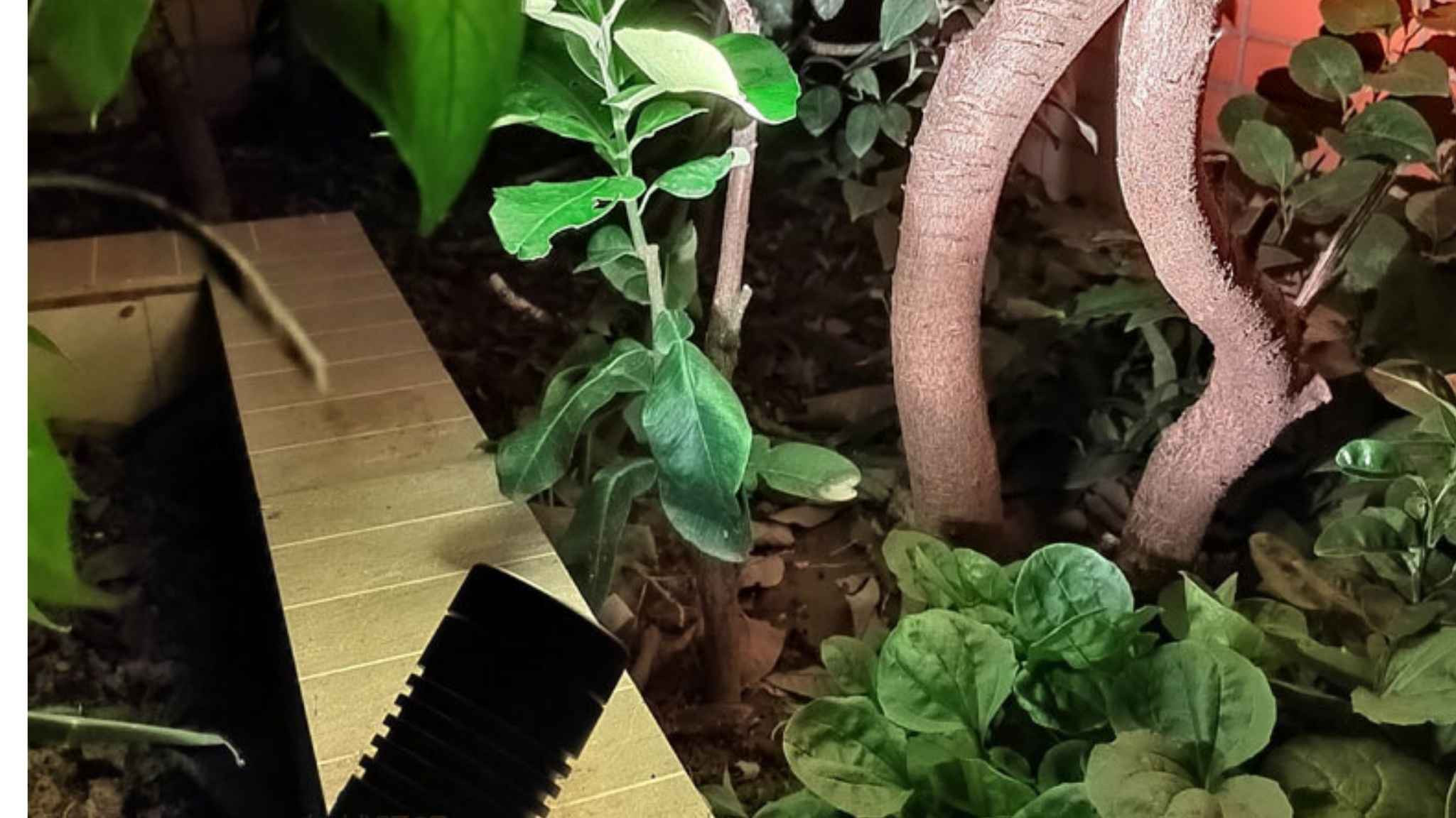 Đèn cắm cỏ sân vườn 10W cao cấp với thiết kế thân nhôm sơn tĩnh điện đen bền bỉ.