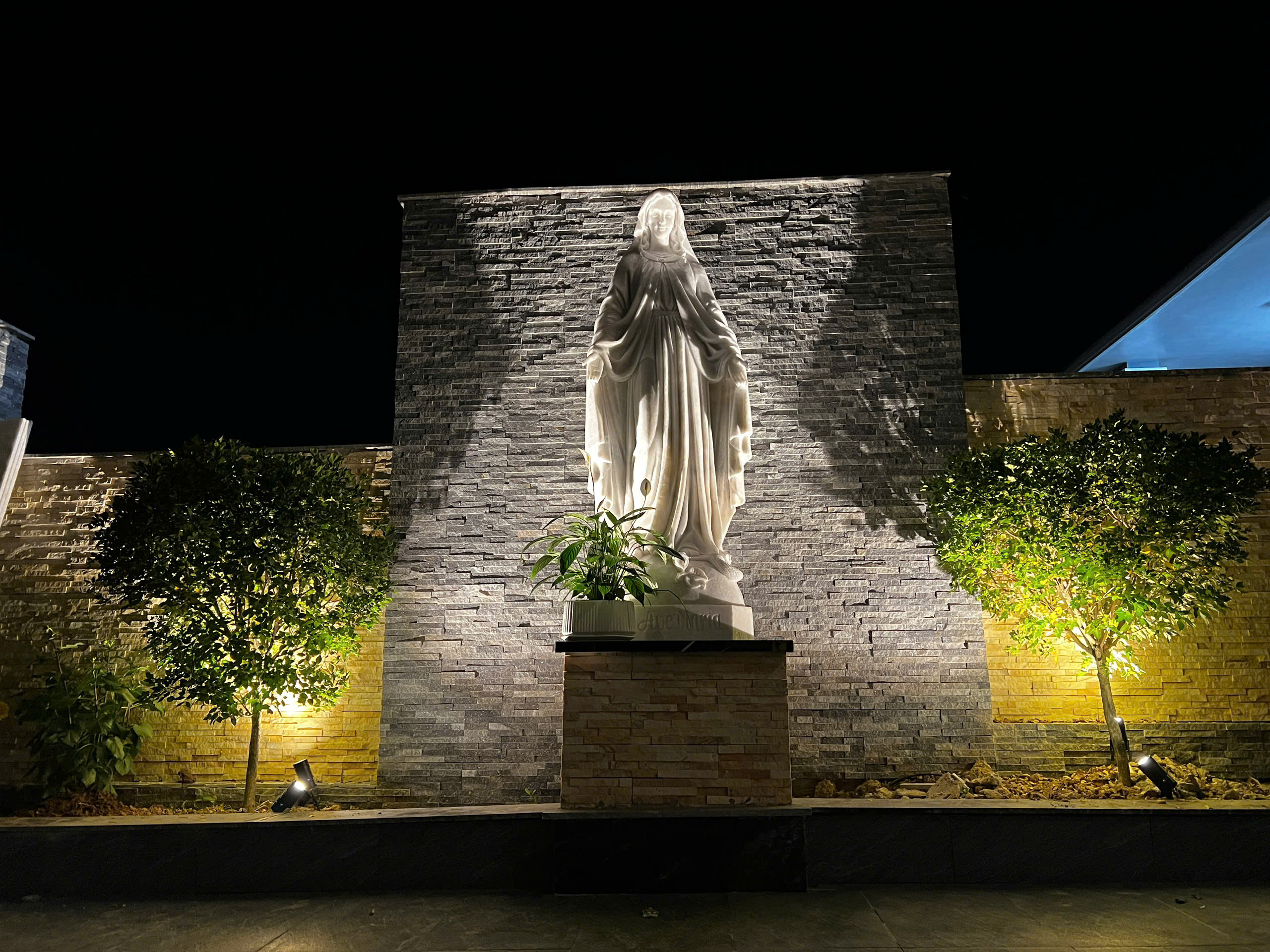 Hệ thống đèn sân vườn biệt thự tại Nghệ An mang lại vẻ đẹp huyền ảo và sang trọng khi về đêm.