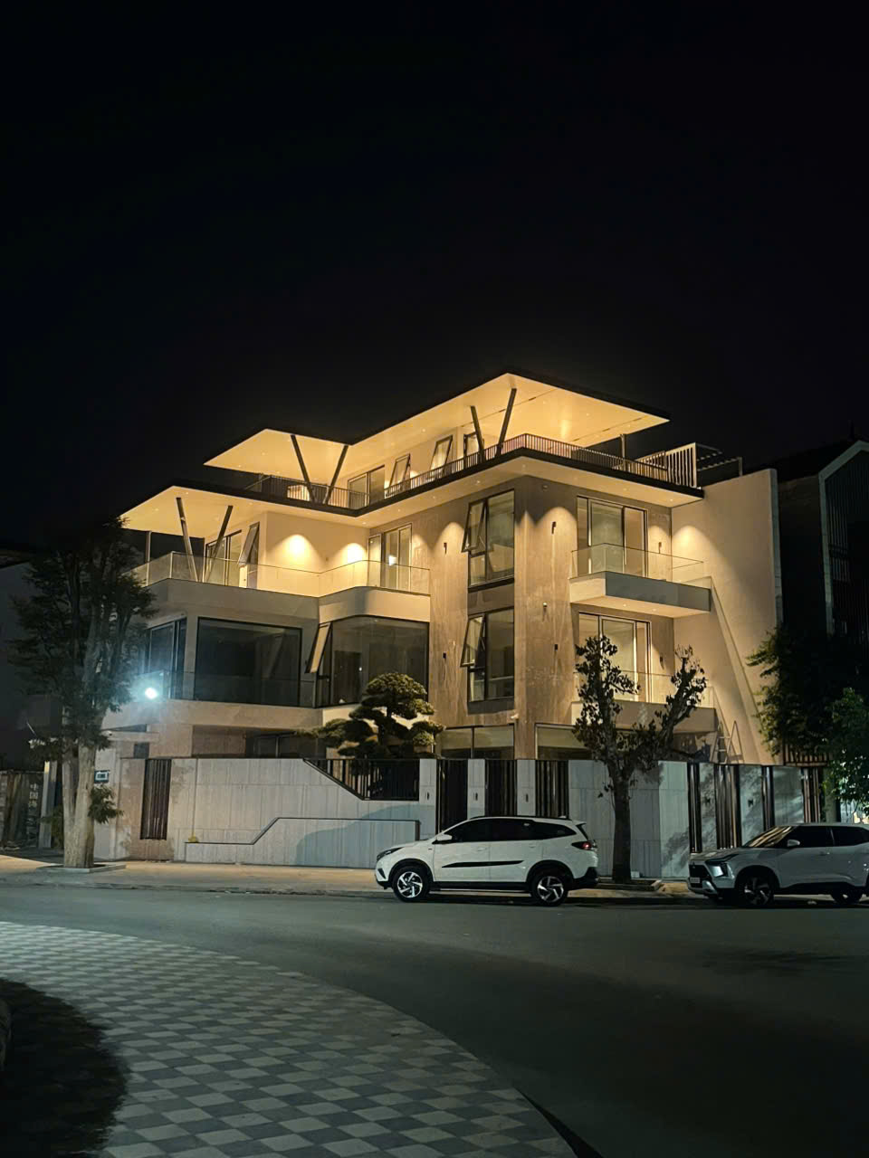 Giá Đèn Spotlight Bao Nhiêu? Bảng Giá & Giải Pháp Chiếu Sáng Biệt Thự 5 Sao Tại Nghệ An, Hà Tĩnh Năm 2026 8 Báo giá đèn spotlight cho biệt thự cao cấp tại Vinh Nghệ An