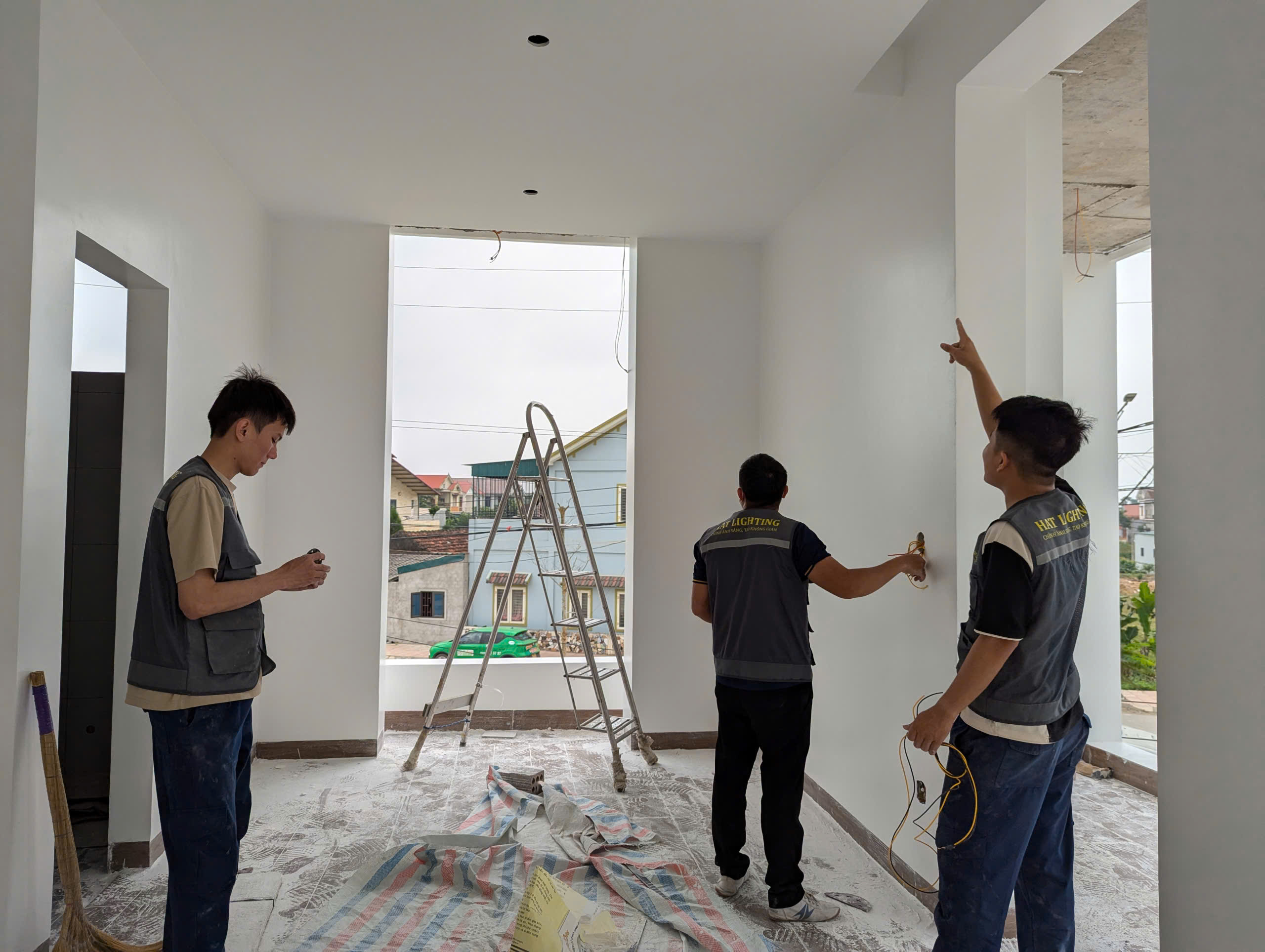 Tại Sao Lắp Đèn Spotlight Mà Nhà Vẫn Tối Tại Vinh? 3 Lỗi 90% Chủ Nhà Mắc Phải. 10 Chuyên gia HAT Lighting thi công ánh sáng biệt thự tại Vinh.