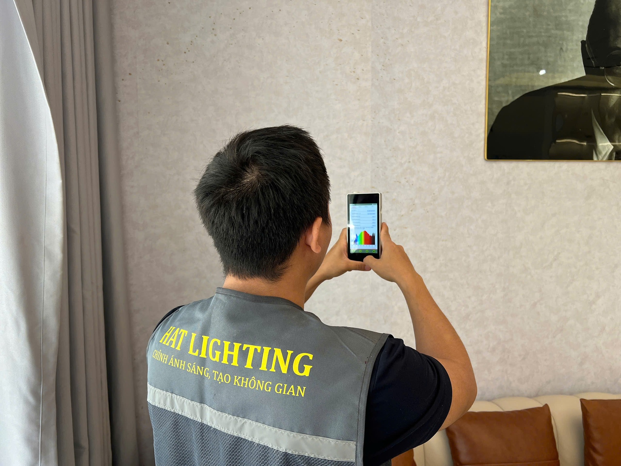 Thiết Kế Chiếu Sáng Nhà Phố Nghệ An 2026: Giải Pháp Chống Chói Toàn Diện 12 Kỹ thuật viên nghiệm thu hệ thống đèn spotlight nhà phố Nghệ An bằng máy đo Lux meter thực tế