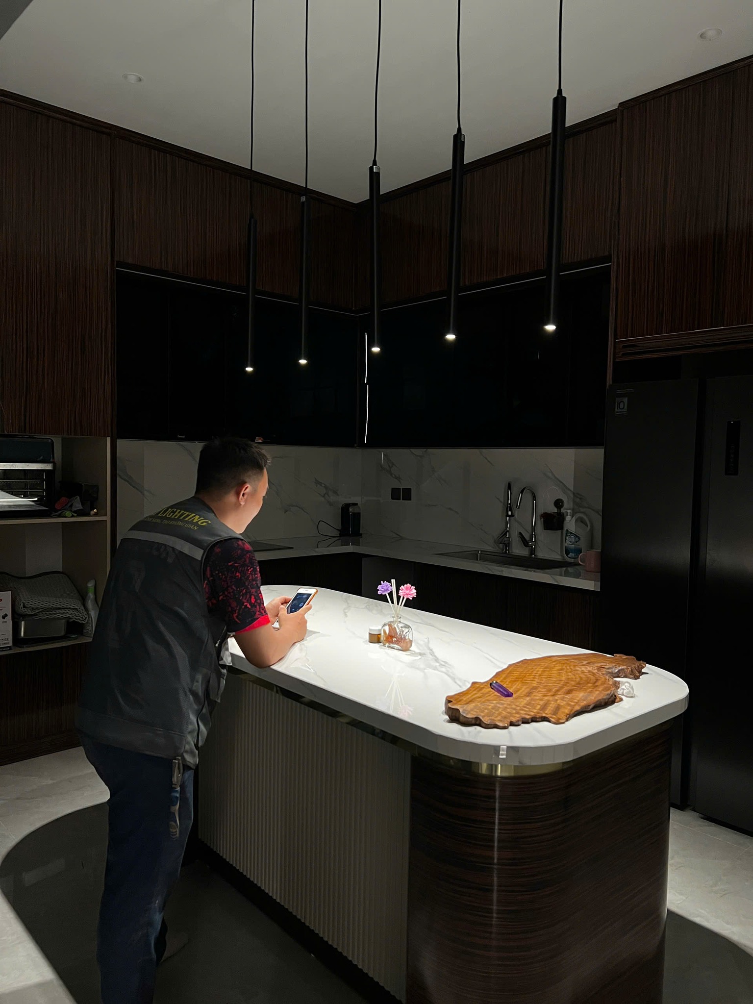 Top 7 Cửa Hàng Bán Đèn Spotlight Tại Vinh Nghệ An Uy Tín Nhất 2026 9 HAT Lighting đo cường độ ánh sáng thực tế bằng máy Lux meter tại công trình Nghệ An.