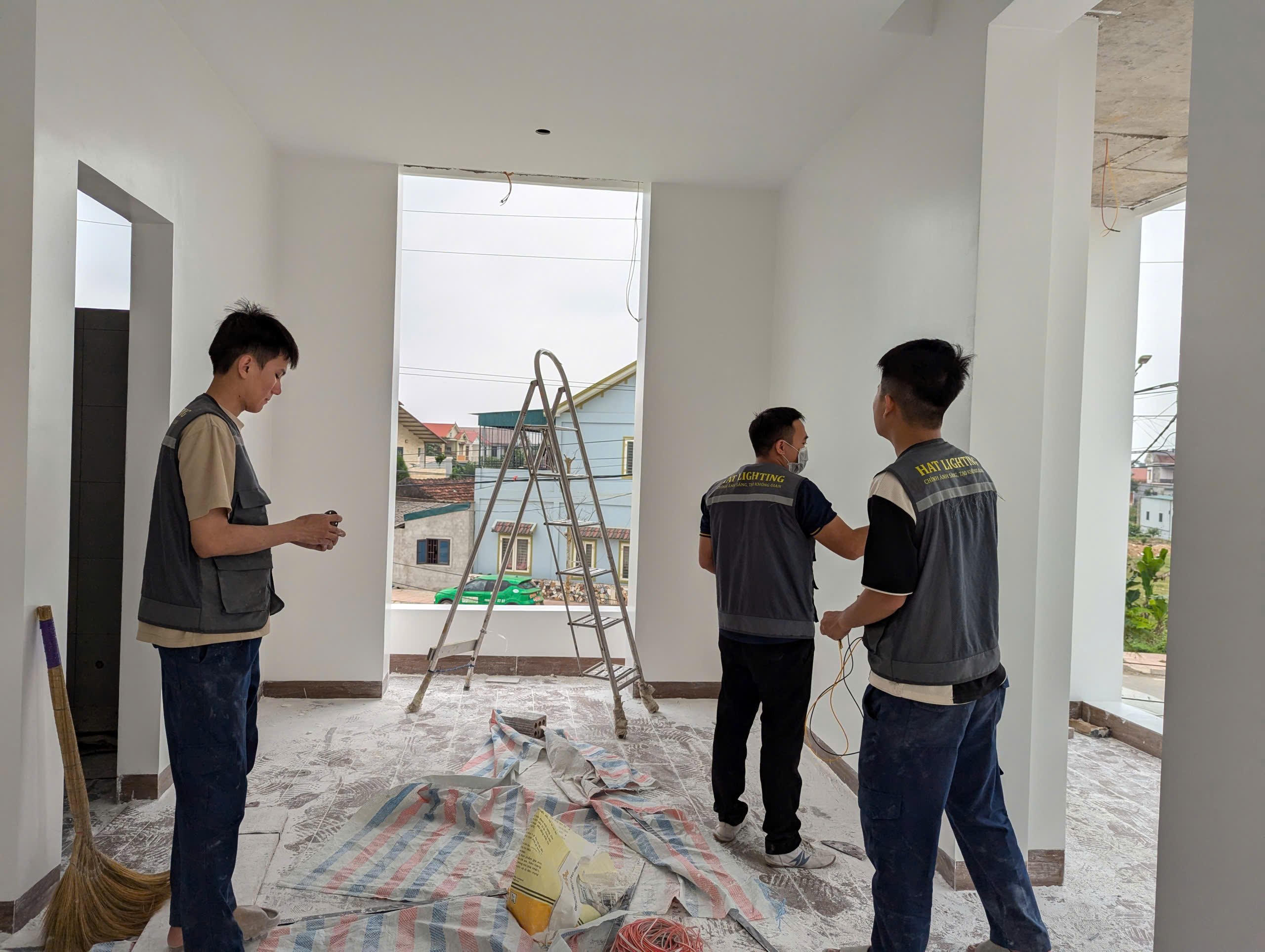 Giá Đèn Spotlight Bao Nhiêu? Bảng Giá & Giải Pháp Chiếu Sáng Biệt Thự 5 Sao Tại Nghệ An, Hà Tĩnh Năm 2026 12 HAT Lighting thi công đèn spotlight biệt thự trọn gói tại Nghệ An Hà Tĩnh.