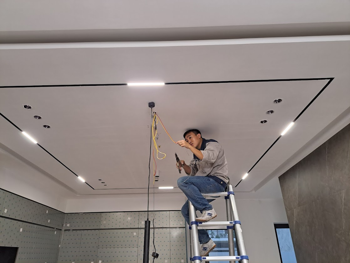 Đèn Spotlight Nhà Phố Nghệ An: Thiết Kế Ánh Sáng Mở Rộng Không Gian 2026 17 Đội ngũ HAT Lighting thi công và đo độ rọi đèn spotlight nhà phố Nghệ An bằng thiết bị chuyên dụng