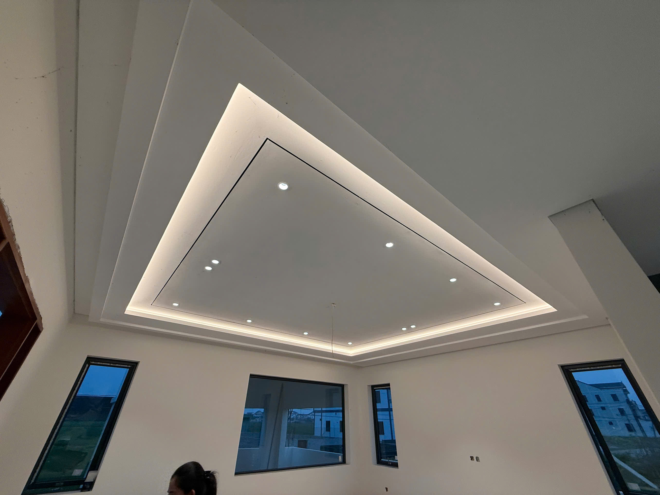 Đèn Spotlight Nhà Phố Nghệ An: Thiết Kế Ánh Sáng Mở Rộng Không Gian 2026 19 Hoàn thiện ánh sáng bằng đèn downlight chống chói sâu tại Nghệ An.