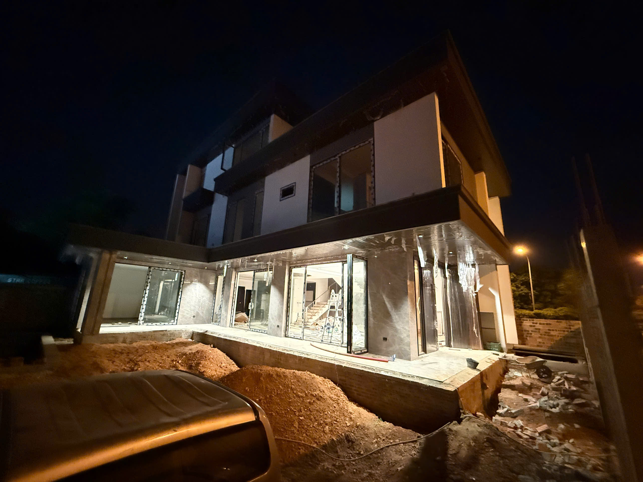 Đèn Spotlight Nhà Phố Nghệ An: Thiết Kế Ánh Sáng Mở Rộng Không Gian 2026 15 Thi công đèn spotlight nhà phố Nghệ An