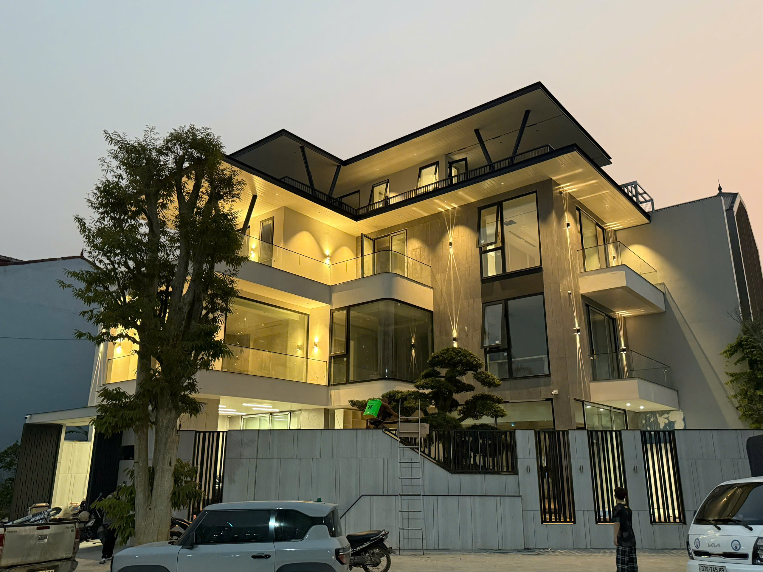 Đèn Spotlight Nhà Phố Nghệ An: Thiết Kế Ánh Sáng Mở Rộng Không Gian 2026 11 Thiết kế hệ thống đèn spotlight nhà phố Nghệ An giúp mở rộng không gian phòng khách biệt thự cao cấp