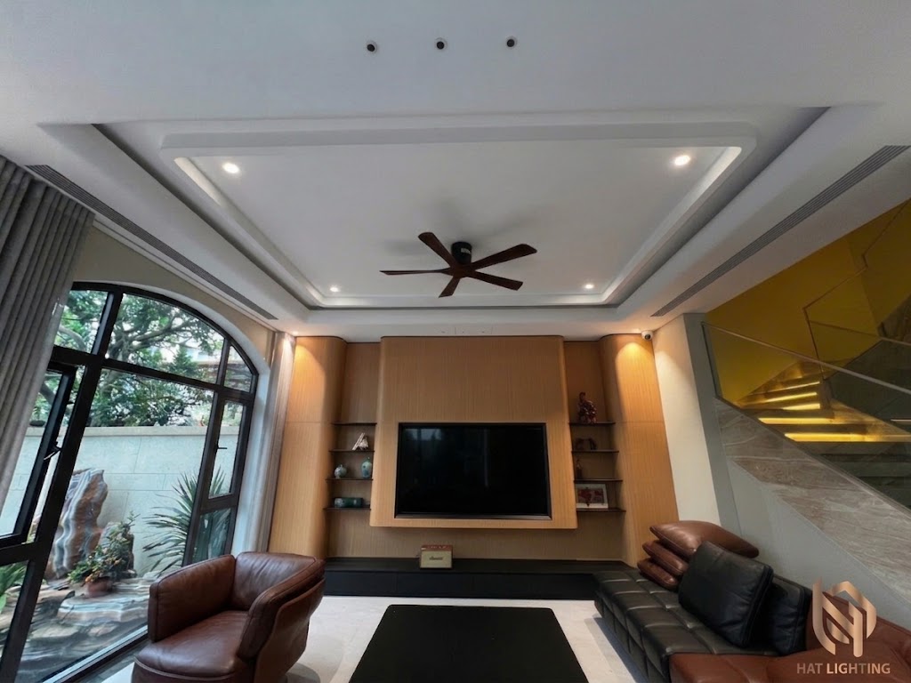 Đèn Âm Trần Tốt Nhất Hiện Nay & Cách Bố Trí Ánh Sáng Sang Trọng Như Resort 5 sao 3 Hiệu ứng ánh sáng nghệ thuật vệt quả núi từ đèn âm trần chiếu điểm spotlight rọi vách tivi phòng khách.