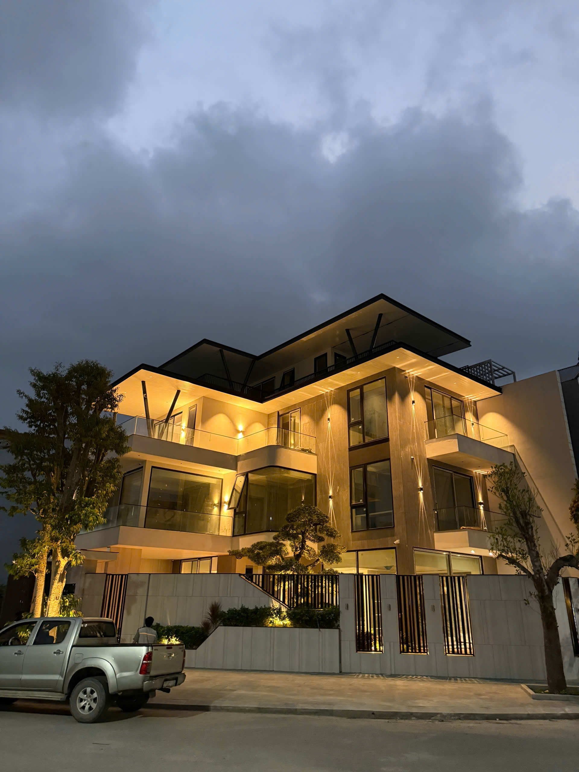 Đèn Spotlight Là Gì? Bí Quyết Chọn Đèn Spotlight Cao Cấp Cho Biệt Thự 2026 1 Đèn Spotlight là gì ? Là giải pháp chiếu sáng không thể thiếu trong các không gian biệt thự cao cấp.