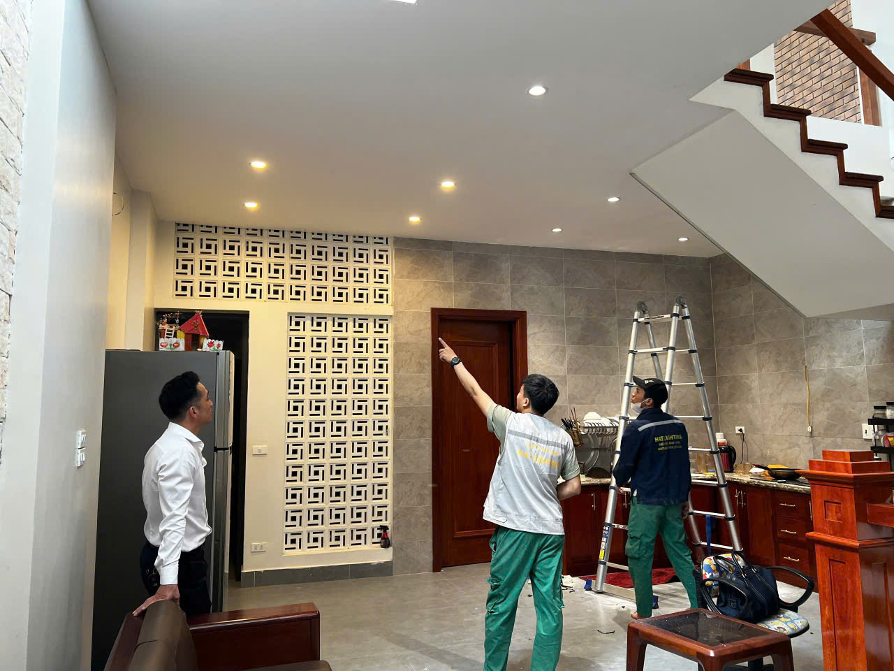 Nhiệt độ màu 3000K là gì? Vì sao resort và villa triệu đô luôn ưu tiên ánh sáng vàng ấm? 4 Đội ngũ HAT Lighting thi công hệ thống đèn chống chói 3000K tại biệt thự Nghệ An