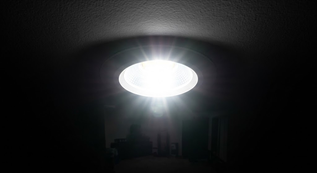 Spotlight Có Làm Nhà Bị Tối Không? 5 Giải Pháp Thiết Kế Chiếu Sáng Biệt Thự Đẳng Cấp (2026) 2 Hiện tượng lóa mắt từ đèn kém chất lượng là nguyên nhân chính khiến nhiều người lầm tưởng spotlight có làm nhà bị tối không.