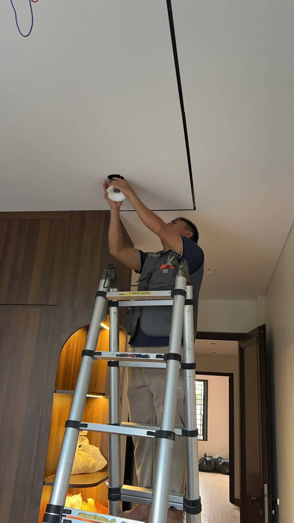 Có Nên Lắp Đèn Thông Minh Không? 5 Sự Thật Về Chi Phí & Đẳng Cấp 3 Đội ngũ Hat Lighting thi công lắp đặt ánh sáng tại Nghệ An, Hà Tĩnh