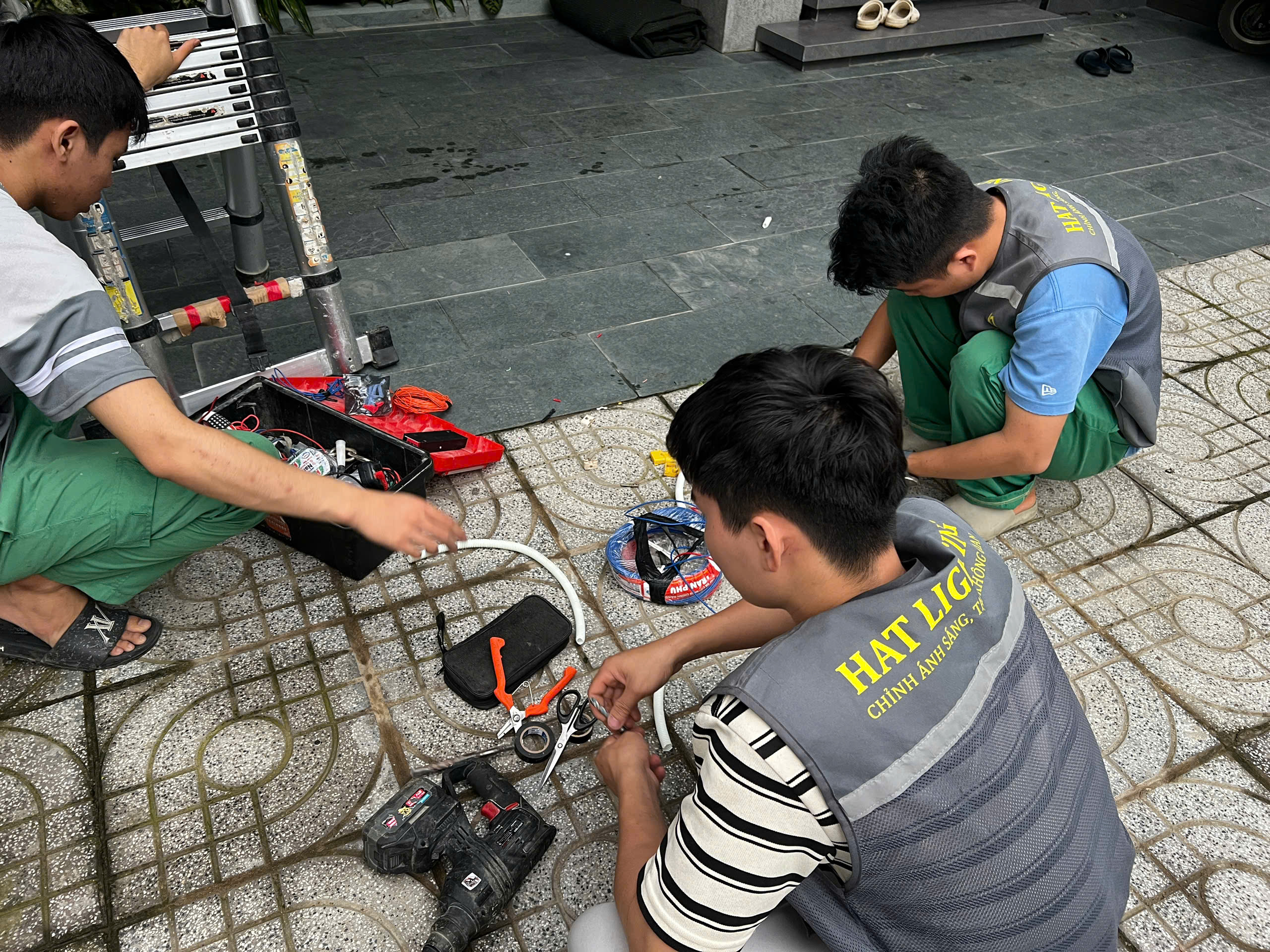 Một Phòng Cần Bao Nhiêu Đèn? Công Thức Chuẩn Tránh Chói Lóa & Thiếu Sáng Đạt Chuẩn Ánh Sáng 5 Sao 4 Thi công ánh sáng công trình tại Nghệ An cùng đội ngũ HAT Lighting