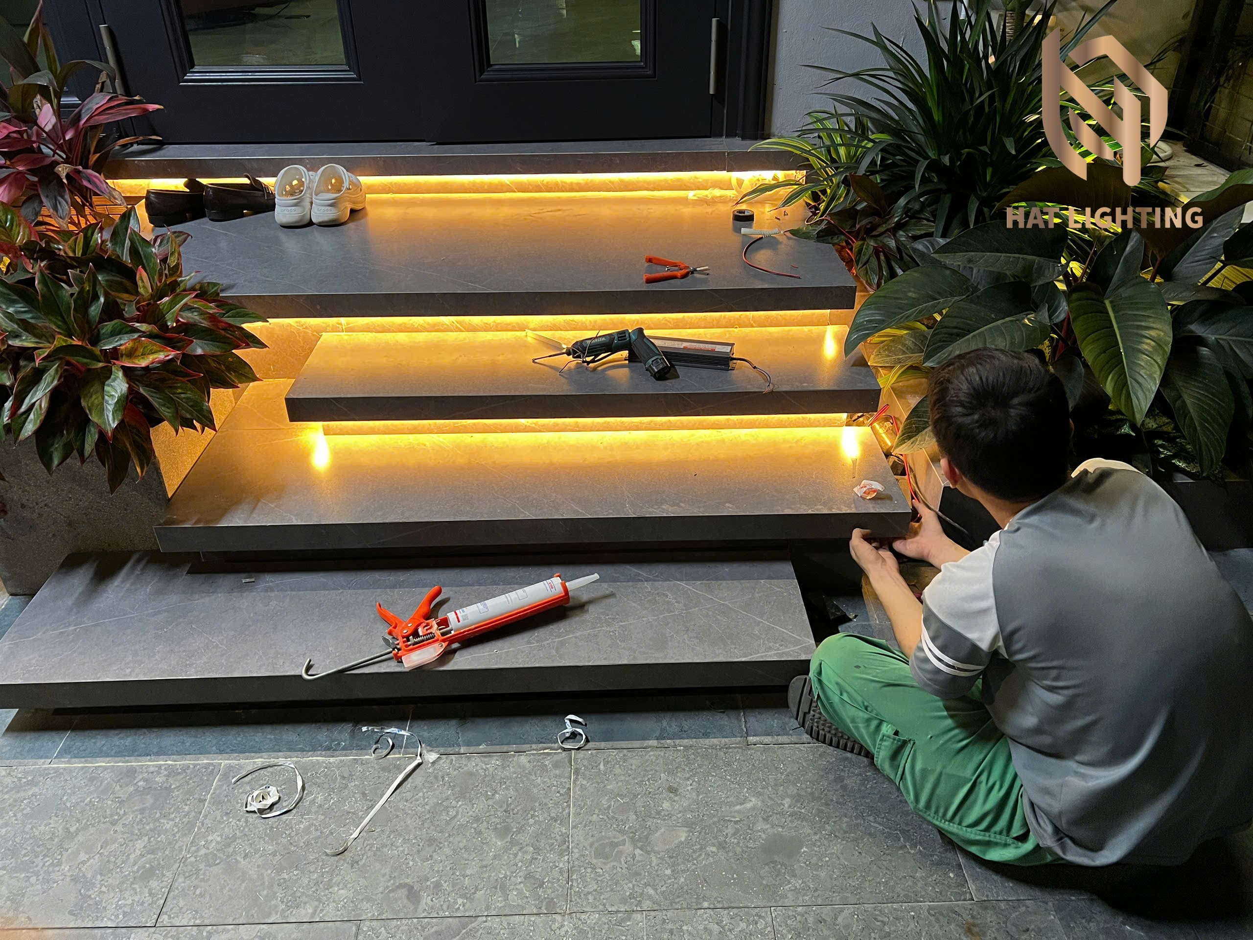 Thiết Kế Chiếu Sáng Biệt Thự Nghệ An, Hà Tĩnh - Trọn Gói Từ A-Z 3 Đội ngũ kỹ thuật HAT LIGHTING đang trực tiếp thi công, căn chỉnh đèn theo thiết kế chiếu sáng biệt thự Nghệ An