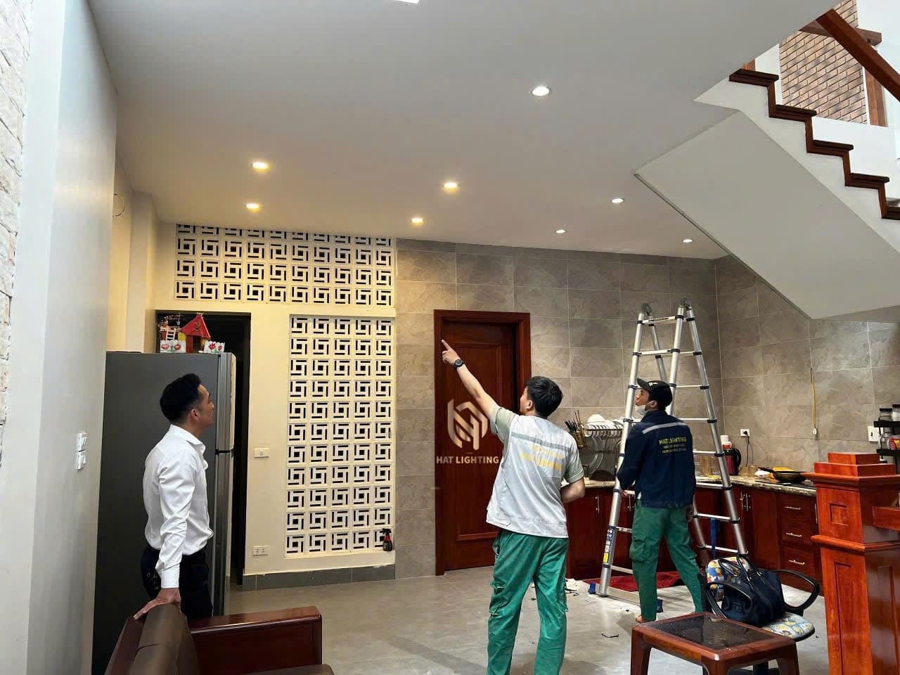 Đơn vị thiết kế chiếu sáng biệt thự uy tín tại Nghệ An, Hà Tĩnh 5 Đội ngũ HAT LIGHTING thi công lắp đặt hệ thống chiếu sáng biệt thự thực tế tại Vinh, Nghệ An.