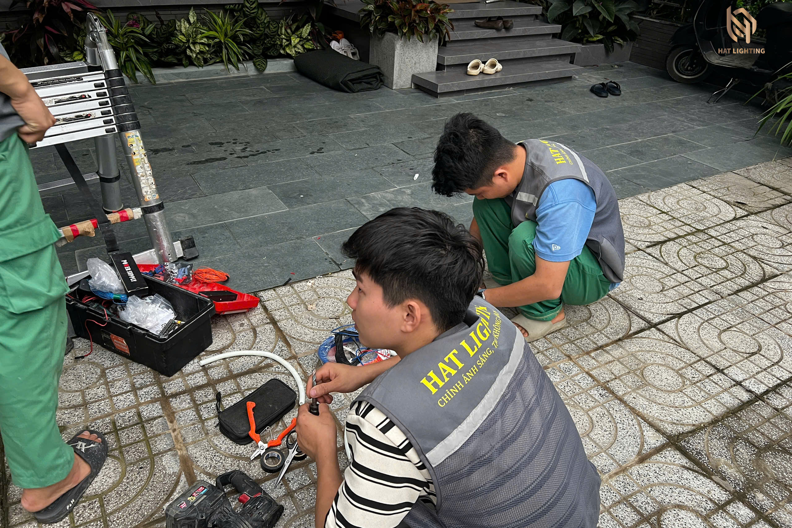 Giải đáp 2026: Lắp đèn spotlight cả nhà có bị tối không? từ HAT Lighting 4 Đội ngũ HAT Lighting thi công đèn spotlight thực tế tại biệt thự Vinh Nghệ An Hà Tĩnh.