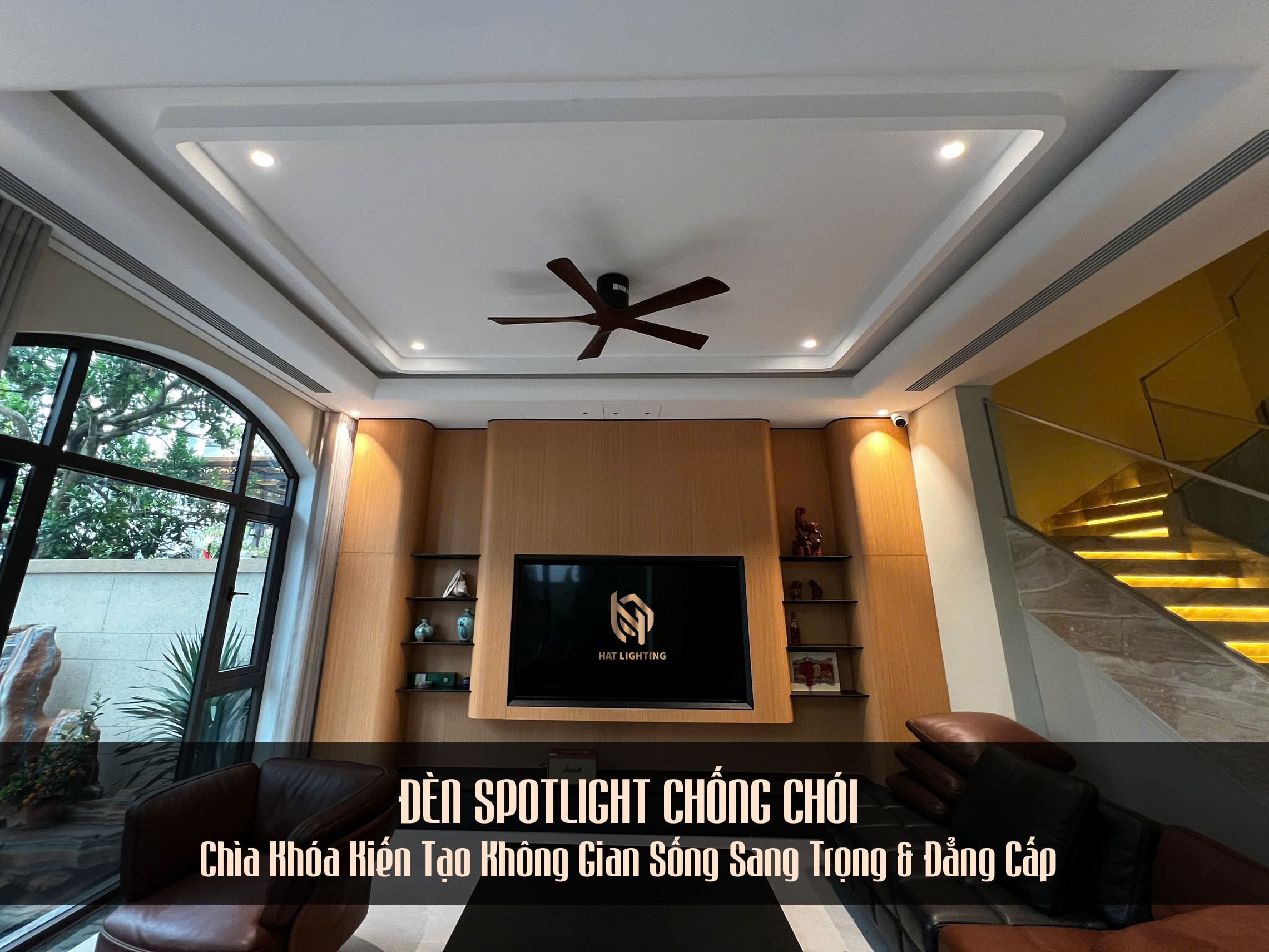 Đèn Spotlight Chống Chói – Chìa Khóa Kiến Tạo Không Gian Sống Sang Trọng & Đẳng Cấp 1 Đèn spotlight chống chói cao cấp chiếu điểm cho phòng khách biệt thự sang trọng, làm nổi bật nội thất gỗ và đá.