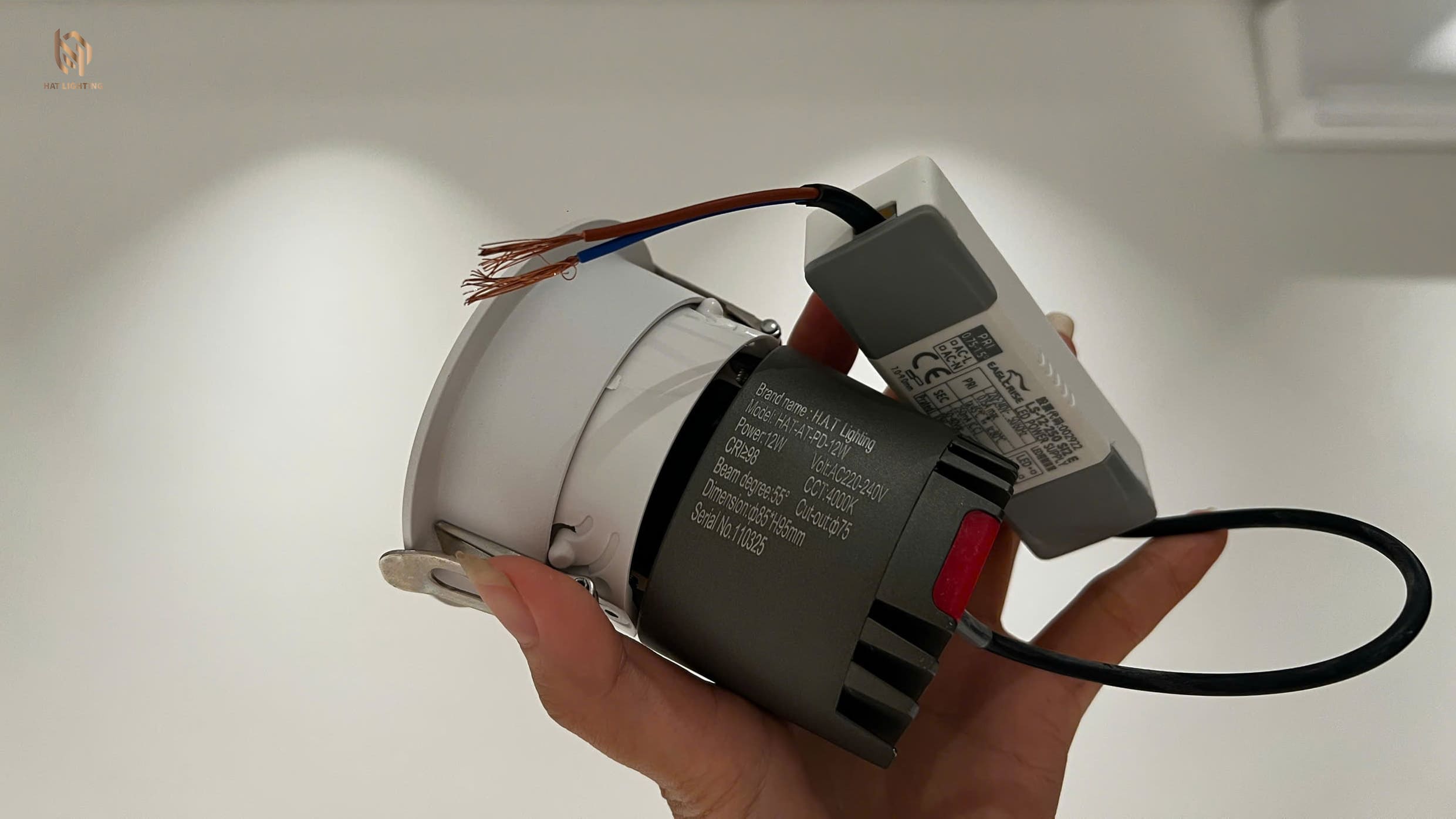 Đèn Led Âm Trần Bị Chớp Nháy Nguyên Nhân Tại Sao? Cách Xử Lý & Giải Pháp Chiếu Sáng Đẳng Cấp 2 Kỹ thuật viên kiểm tra bộ nguồn LED Driver để xử lý triệt để tình trạng đèn âm trần bị chớp nháy.