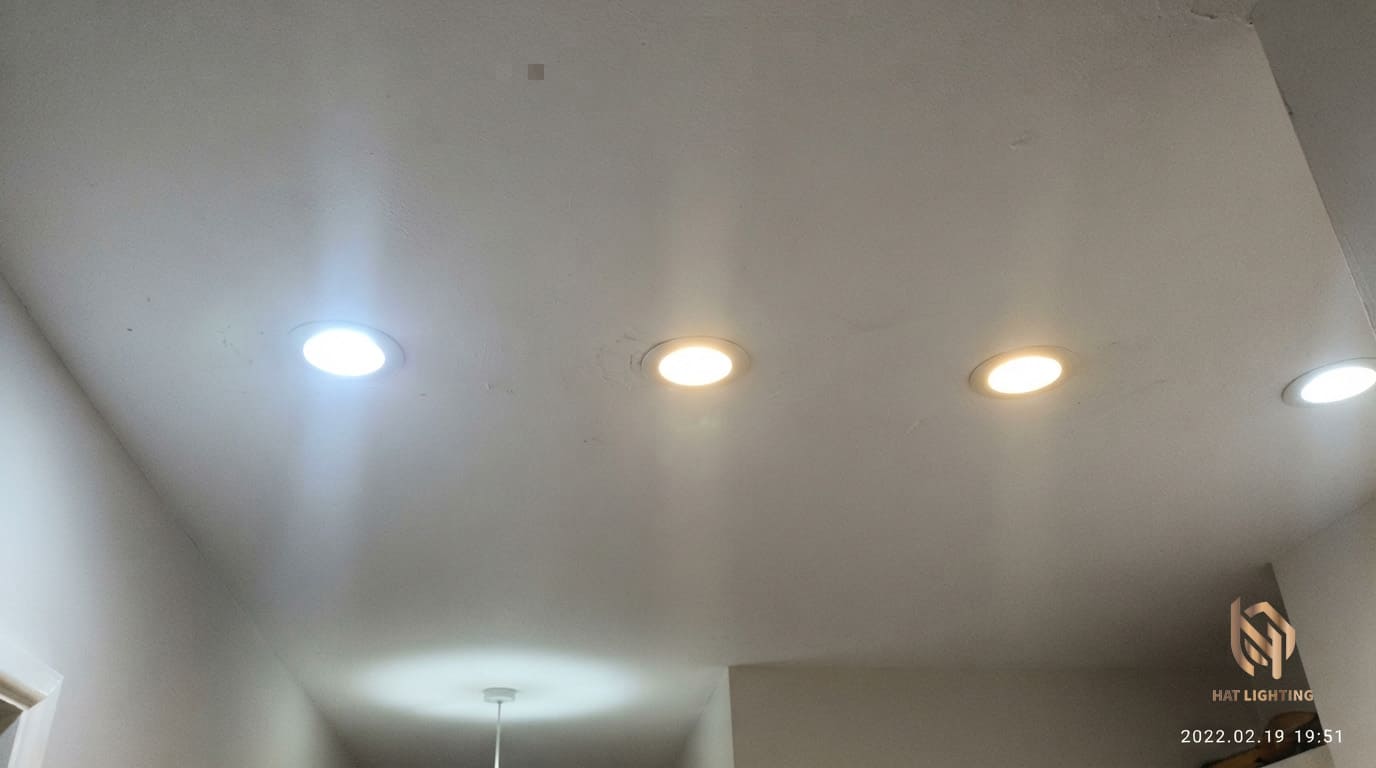Có Nên Lắp Đèn Âm Trần 3 Màu? Lỗi Sai Chí Mạng Khiến Nhà Tiền Tỷ Kém Sang 2 Lỗi lệch màu và ánh sáng chói của đèn downlight 3 chế độ.