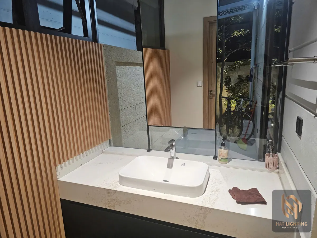 Ánh sáng khu lavabo phòng tắm với đèn âm trần và gương