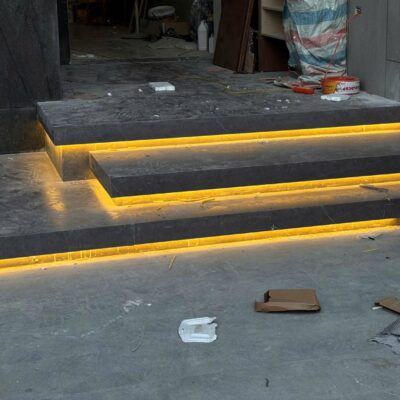 Bậc tam cấp đã lắp LED hắt ánh sáng vàng ấm dưới mũi bậc