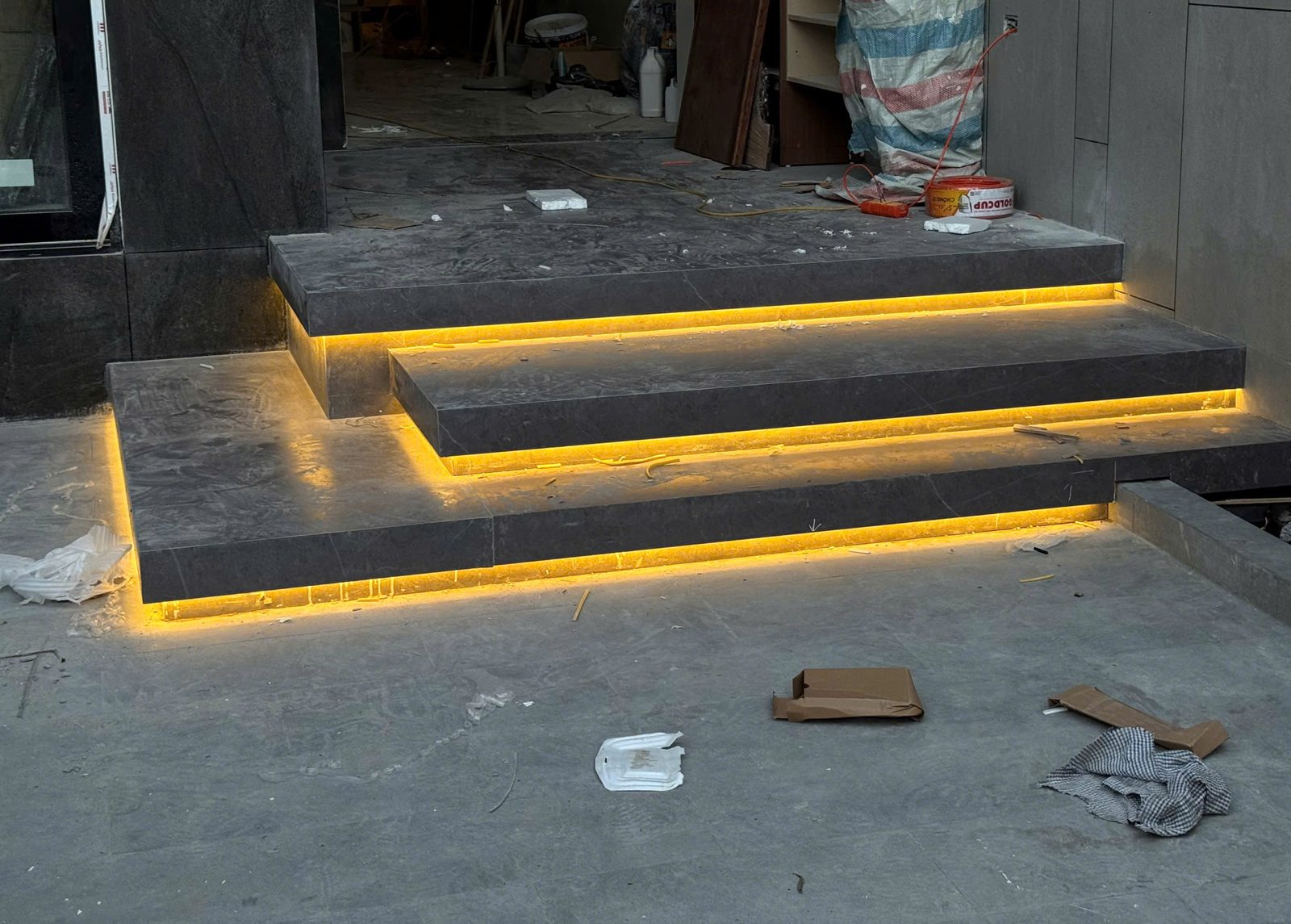 Bậc tam cấp đã lắp LED hắt ánh sáng vàng ấm dưới mũi bậc