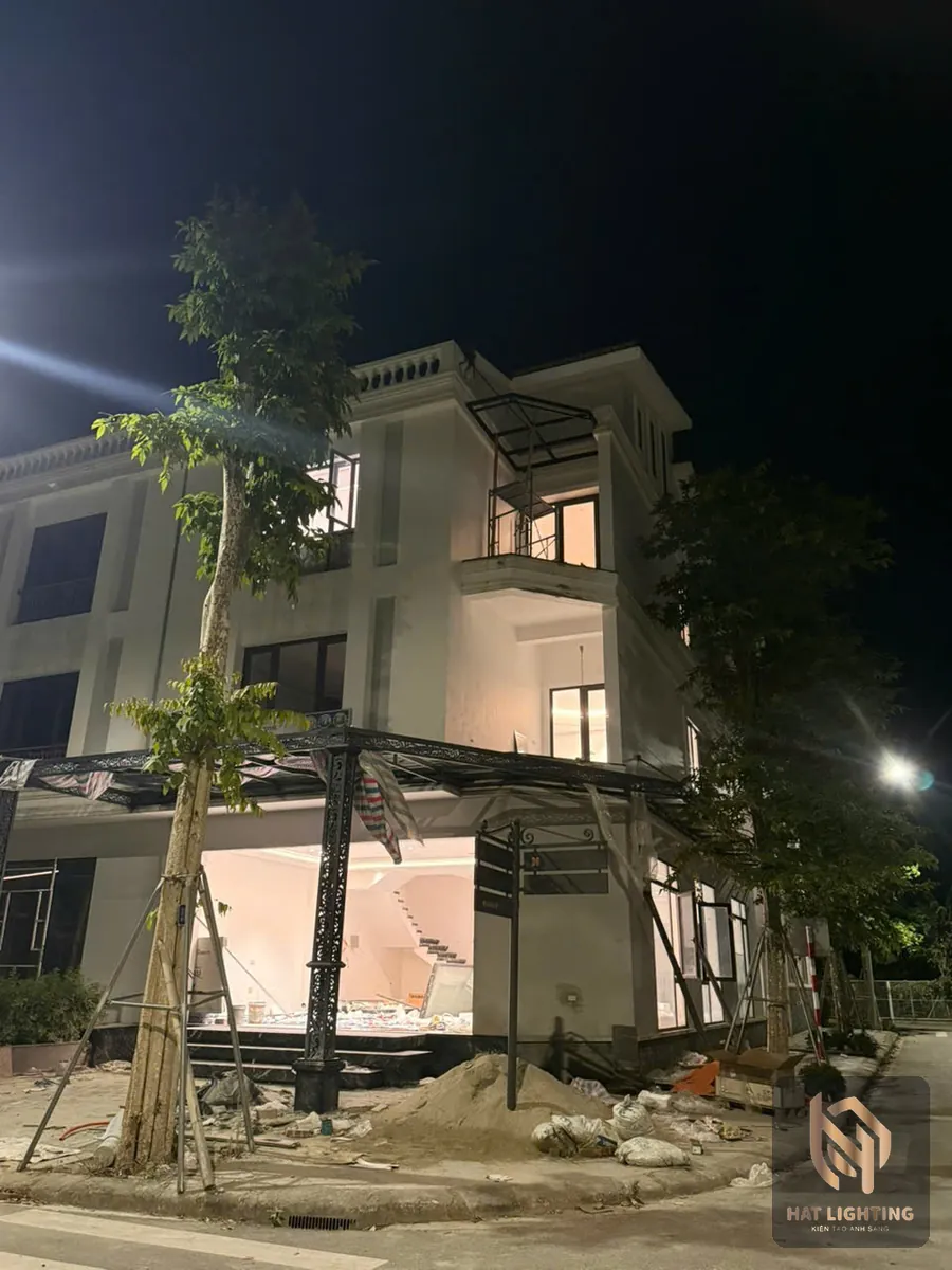 Mặt tiền nhà ở về đêm với ánh sáng hắt tôn đường nét kiến trúc