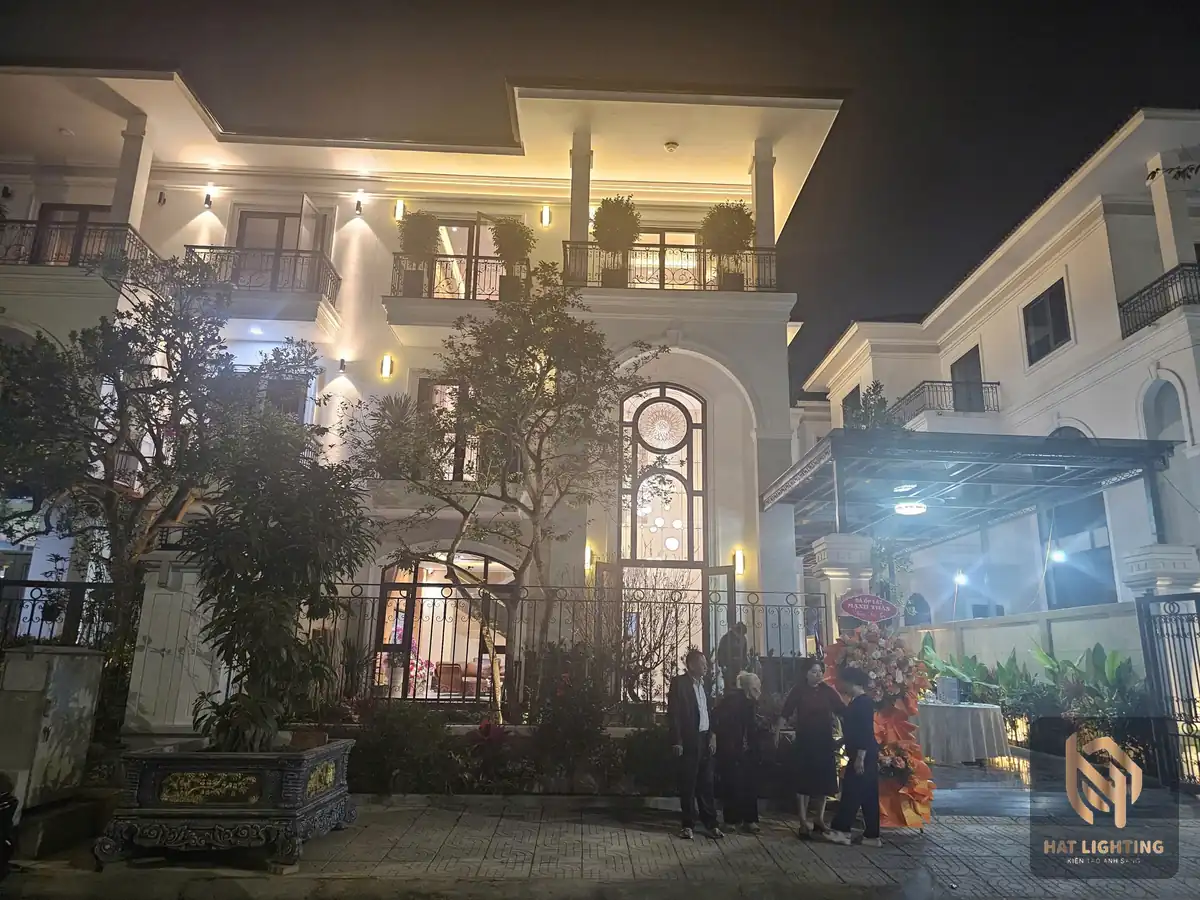 Biệt thự do HAT Lighting thực hiện chiếu sáng mặt tiền về đêm