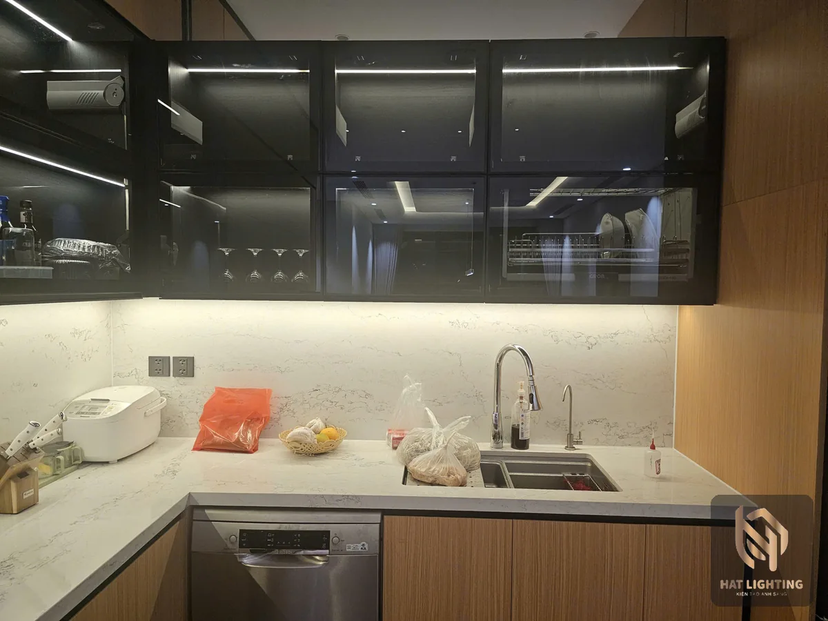 Dải LED dưới tủ bếp chiếu sáng mặt bàn đá – ánh sáng chức năng trong nhà ở