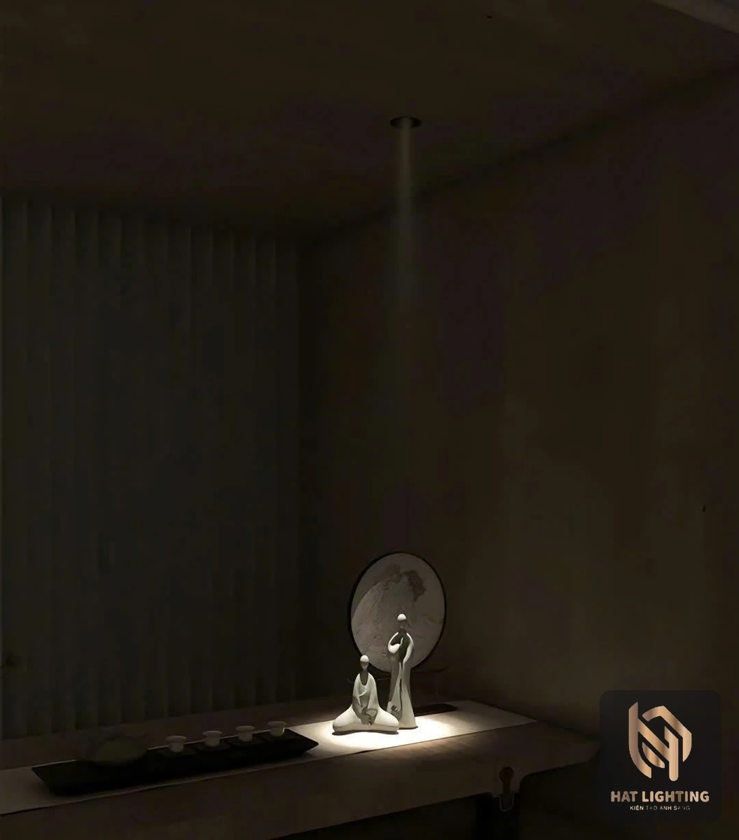 Spotlight góc hẹp chiếu điểm vào đồ trang trí tạo chiều sâu
