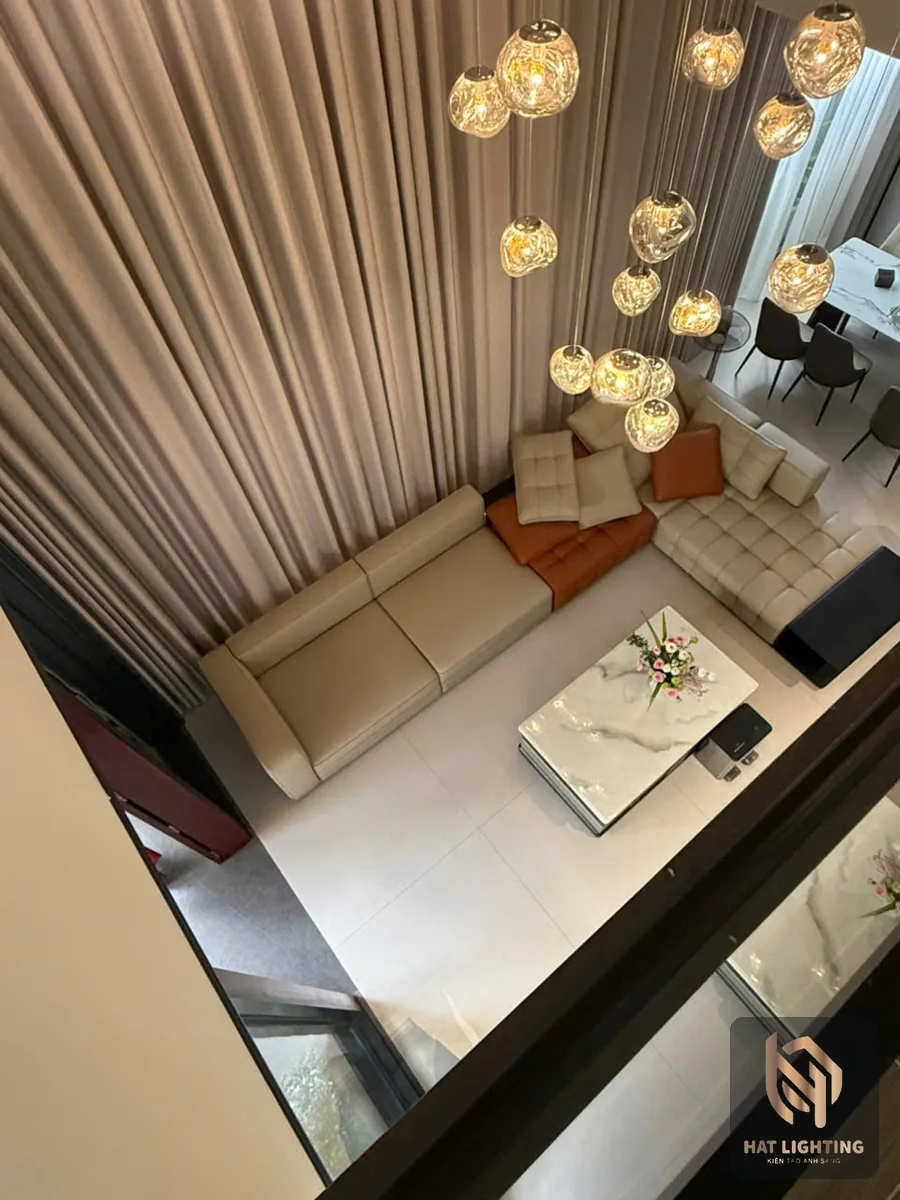 Chùm đèn thả trang trí ở khoảng thông tầng phòng khách