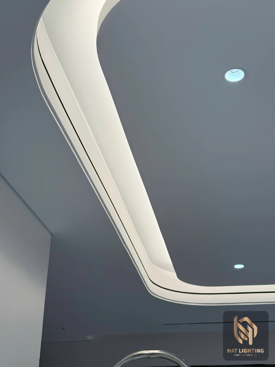 Khe hắt sáng LED hắt trần giật cấp đường cong trên trần thạch cao
