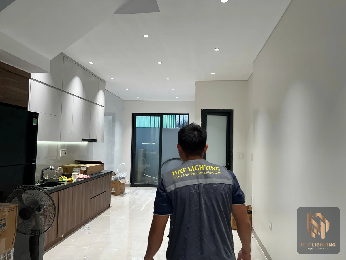 Kỹ thuật viên HAT Lighting kiểm tra hiện trạng – bước đầu của quy trình thi công ánh sáng tại Nghệ An