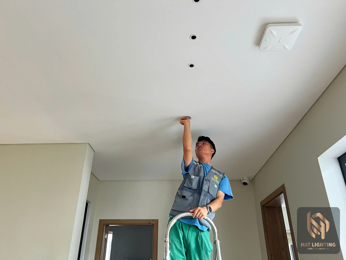 Kỹ thuật viên HAT Lighting lắp đèn âm trần đúng vị trí bản vẽ – quy trình áp dụng khi thi công ánh sáng tại Hà Tĩnh