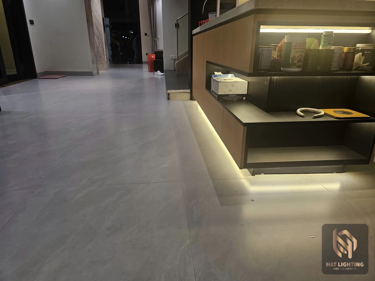 LED hắt chân tủ bếp tạo hiệu ứng tủ lơ lửng