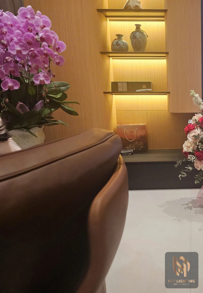 Hốc kệ trang trí phòng khách có LED hắt tạo điểm nhấn