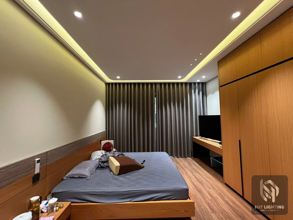 Phòng ngủ dùng LED hắt trần và spotlight – ý tưởng thiết kế ánh sáng cho chung cư trần thấp