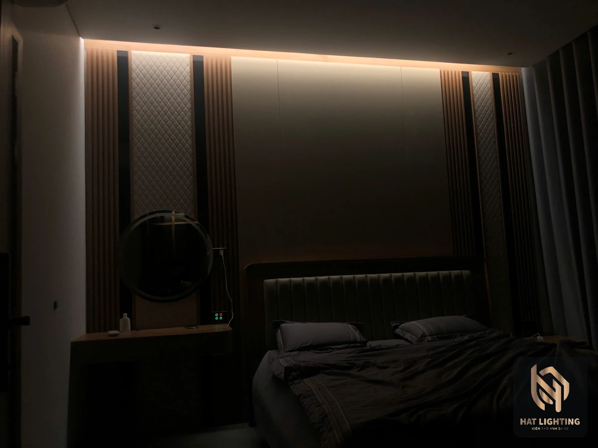 LED hắt tường đầu giường tạo ánh sáng nền dịu cho phòng ngủ