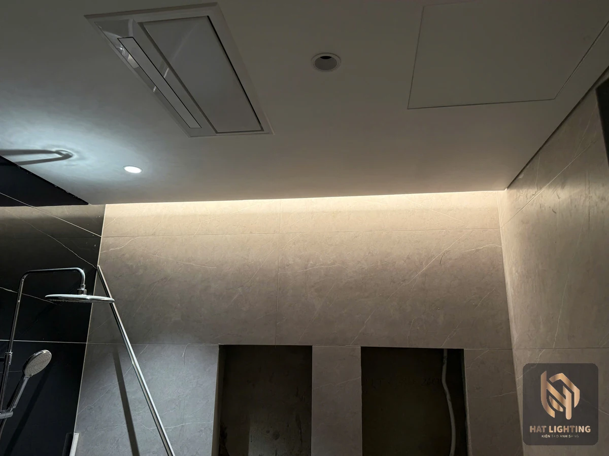 LED hắt sáng vách phòng tắm làm nổi vân đá
