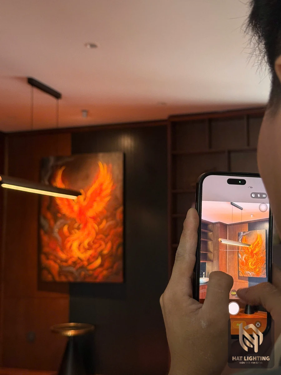 Nhân viên HAT Lighting kiểm tra và ghi hình ánh sáng khi nghiệm thu