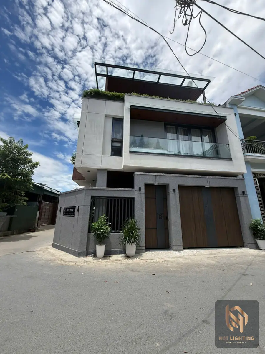 Mặt tiền nhà phố 3 tầng hiện đại với ban công và lam trang trí