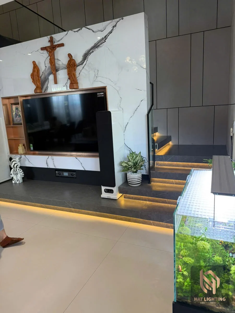 Phòng khách nhà phố có LED hắt bậc và kệ tivi
