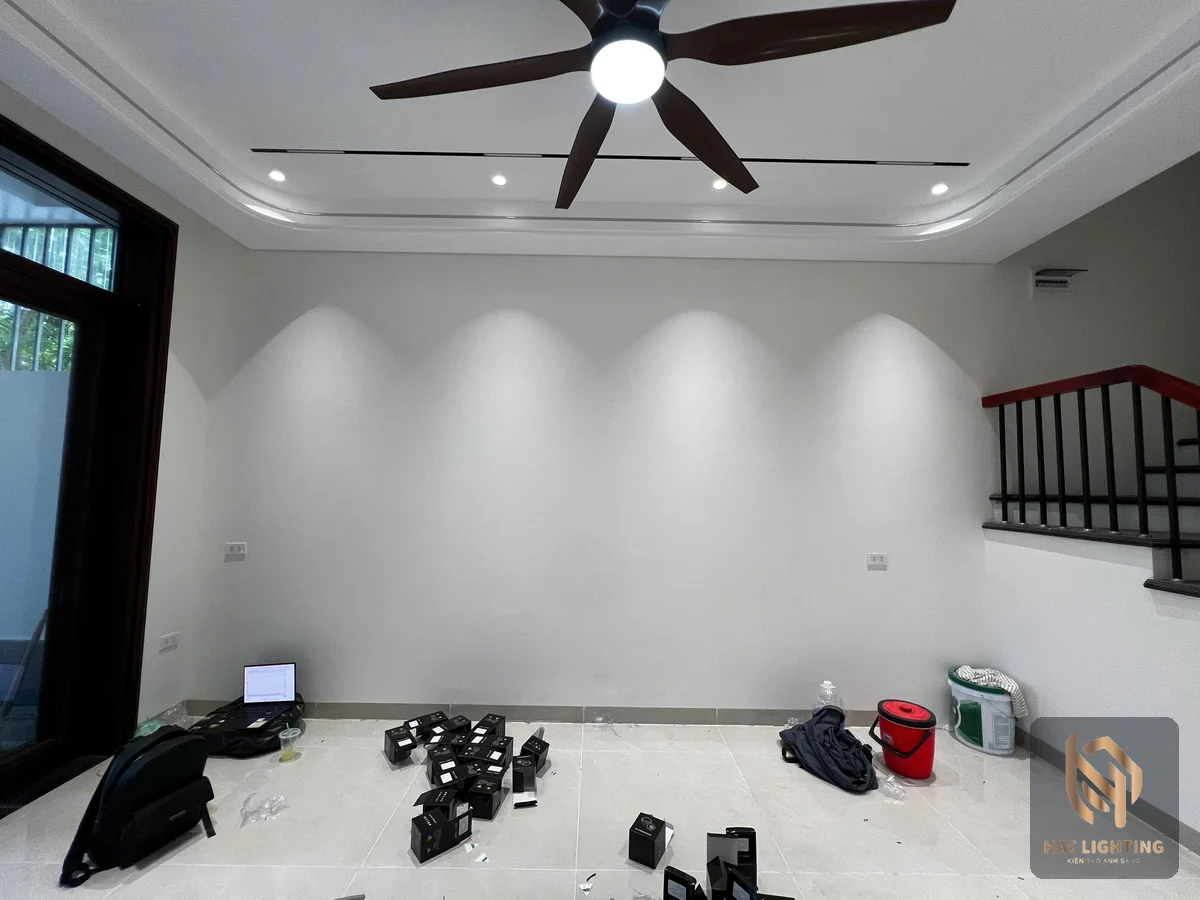 Đèn được tập kết và phân theo khu vực trước khi lắp đặt