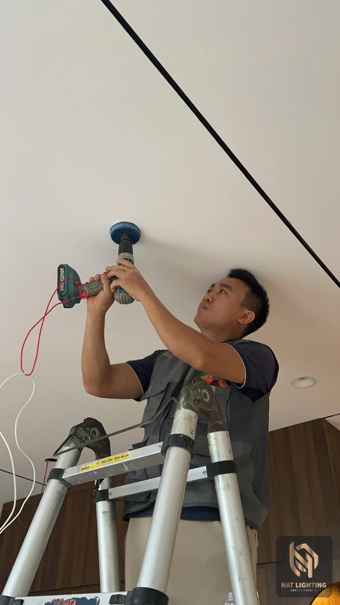Kỹ thuật viên HAT Lighting lắp đèn âm trần theo bản vẽ thiết kế thi công ánh sáng nhà ở