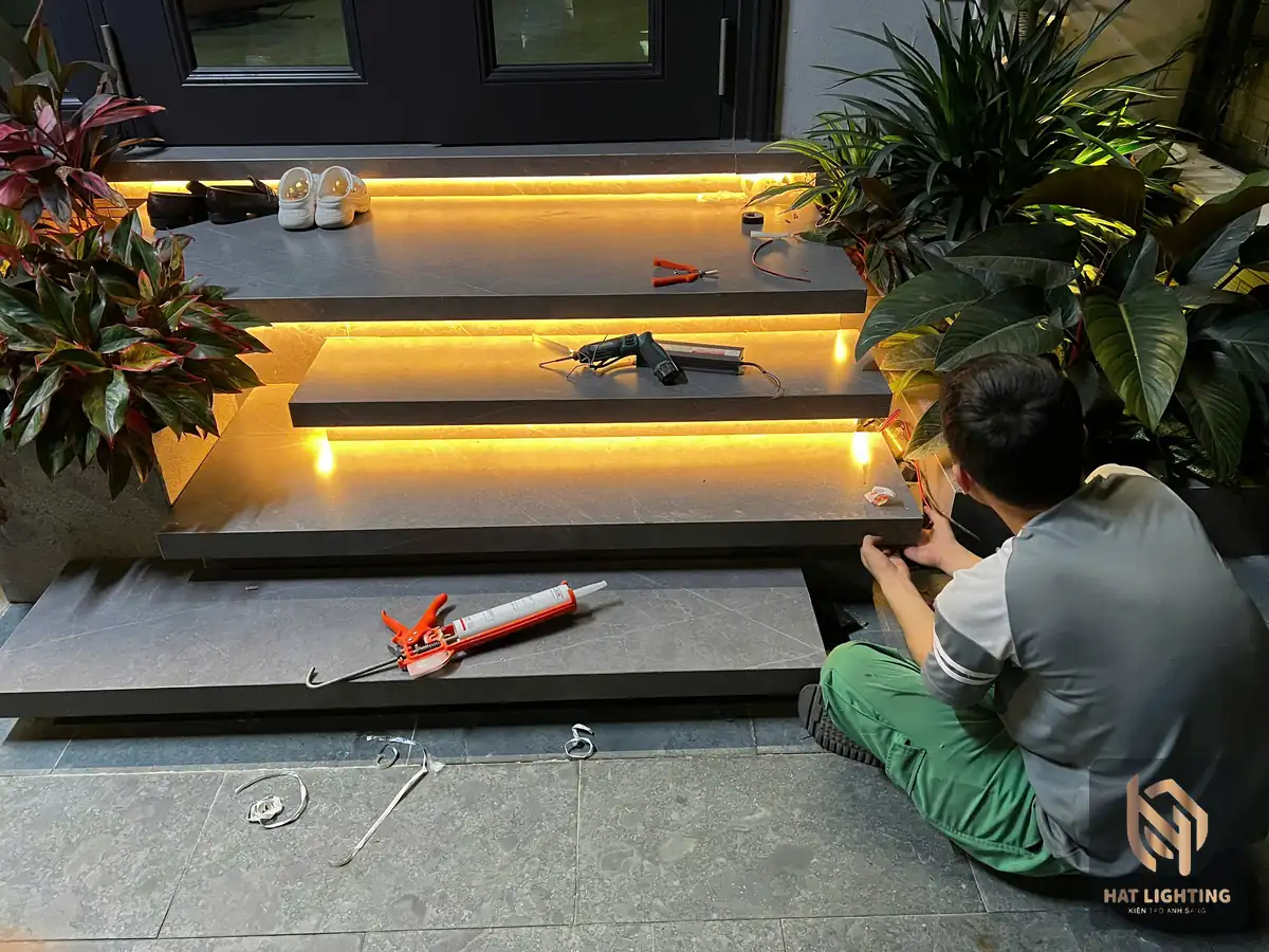 Thi công LED hắt bậc tam cấp ngoài trời tại công trình