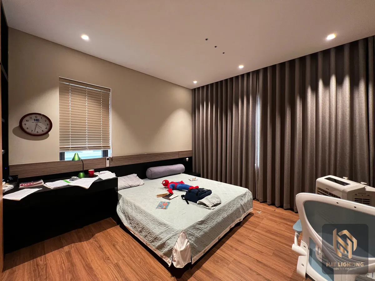 Phòng ngủ bố trí spotlight lệch khỏi vùng giường để chống chói khi nằm